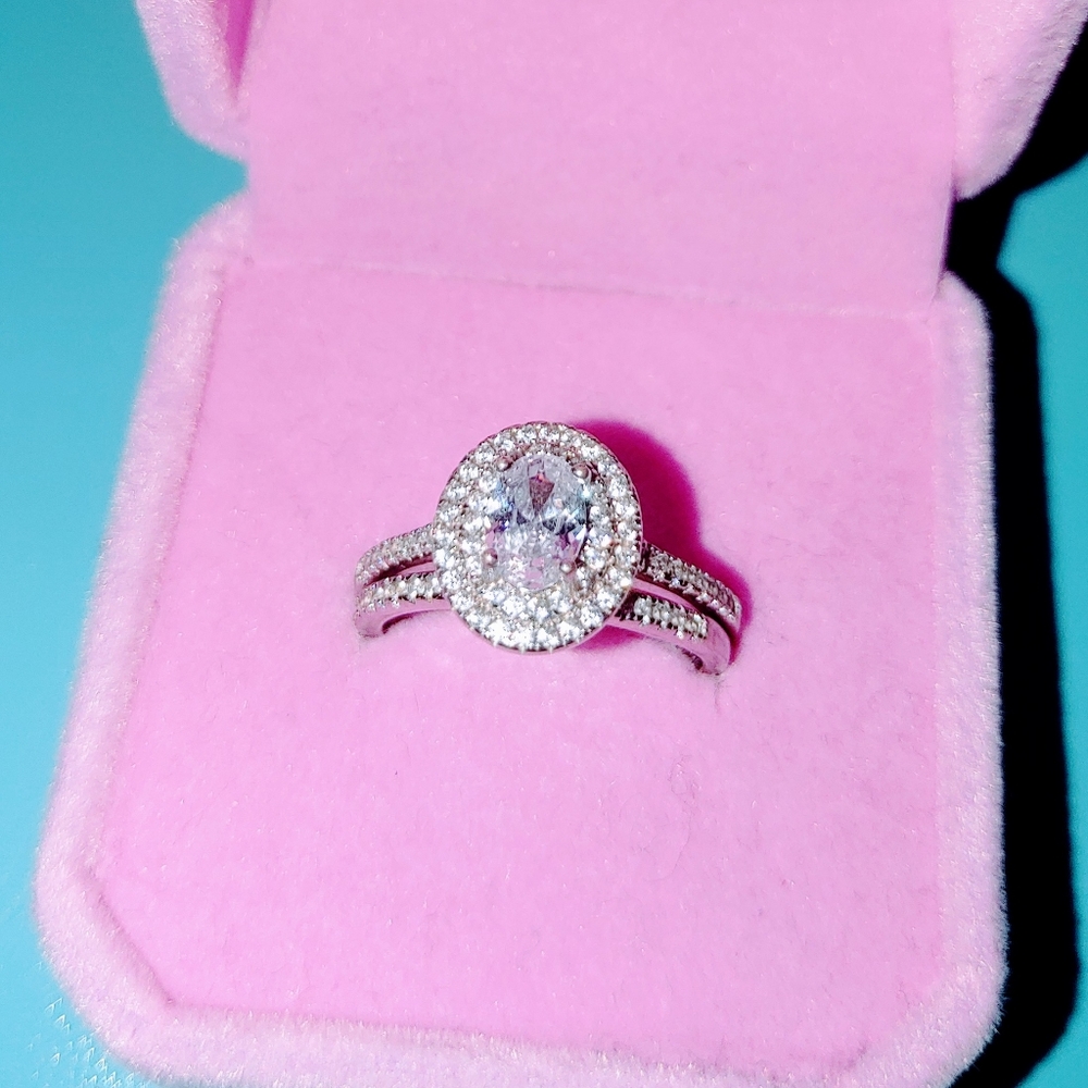 Starlette Galleria 1 carat oval double halo wedding set size 8 still in box.
